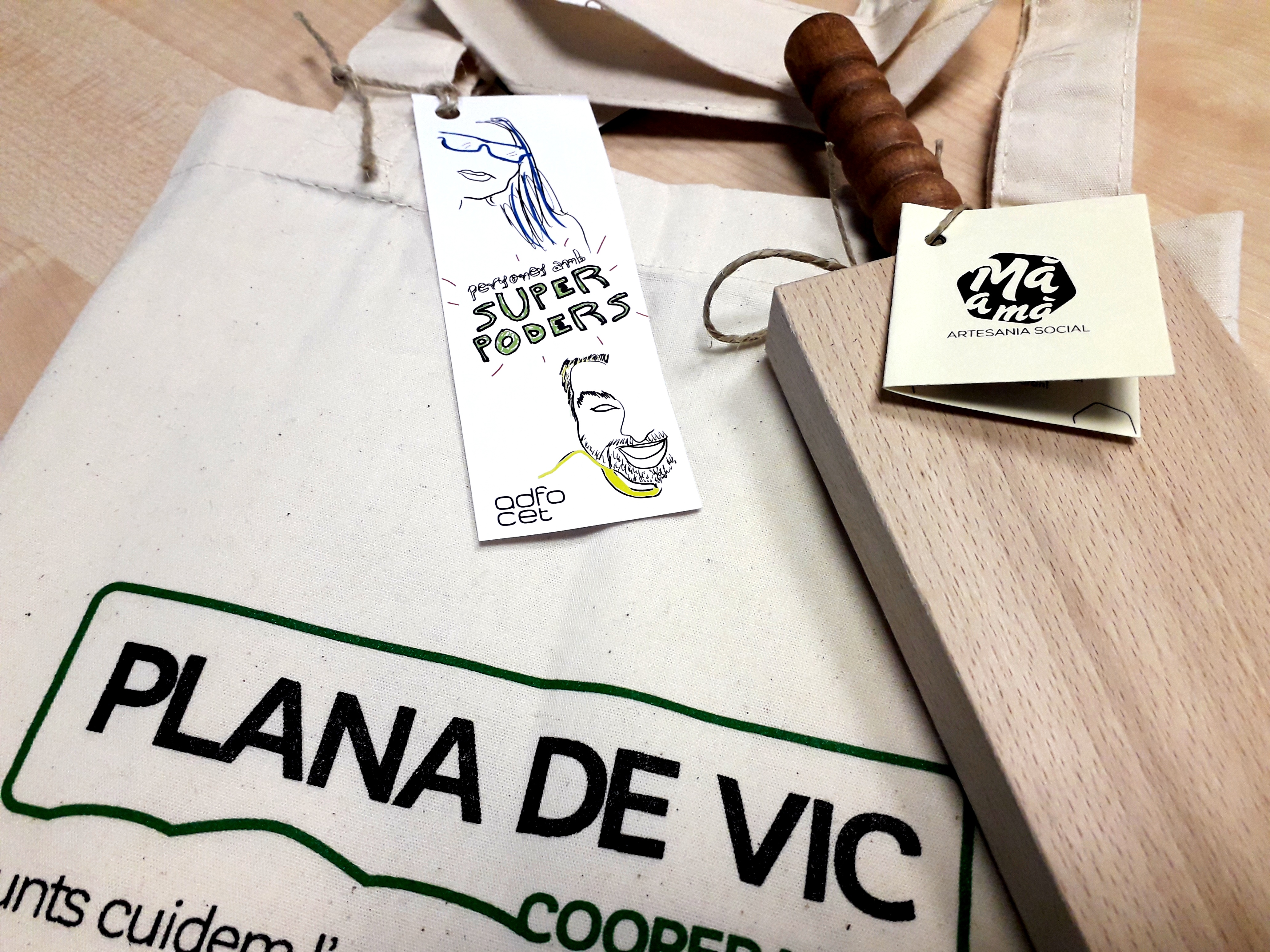 Cooperativa Plana de Vic reparteix paneres amb productes d’entitats socials