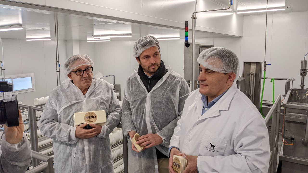 Presentació del formatge Territori de Mas el Garet i Vaquers Plana de Vic, un formatge produït a un preu just pels ramaders